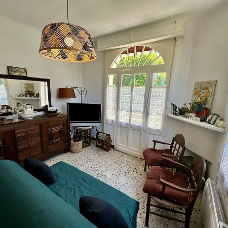 Maison Typique 2ème Ligne Avec Jardin à *